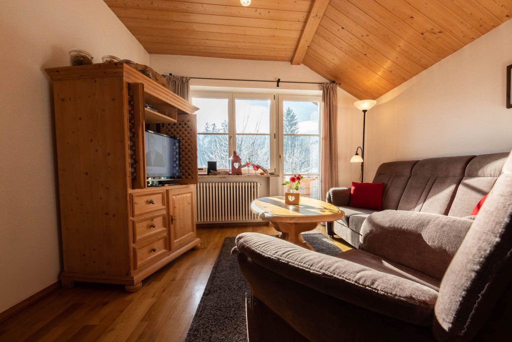 Wohnzimmer mit Fernseher in Ferienwohnung in Garmisch-Partenkirchen