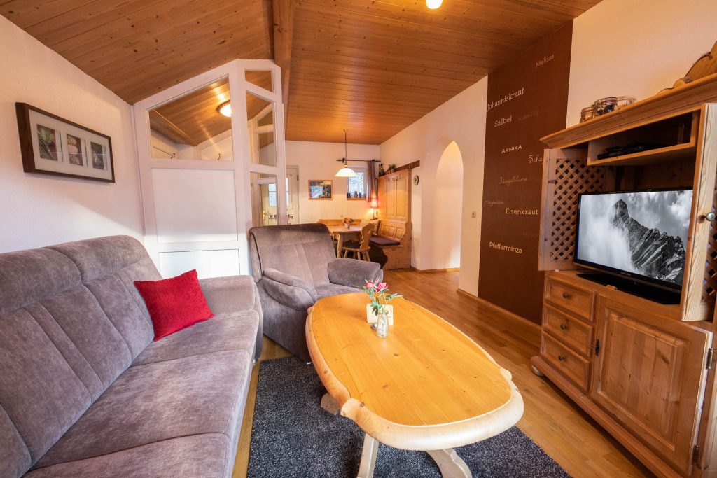 Wohnzimmer mit Tisch in Ferienwohnung in Garmisch-Partenkirchen