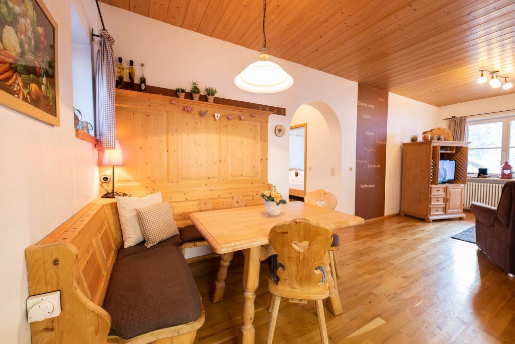 Esszimmer mit Stühlen in Ferienwohnung in Garmisch-Partenkirchen