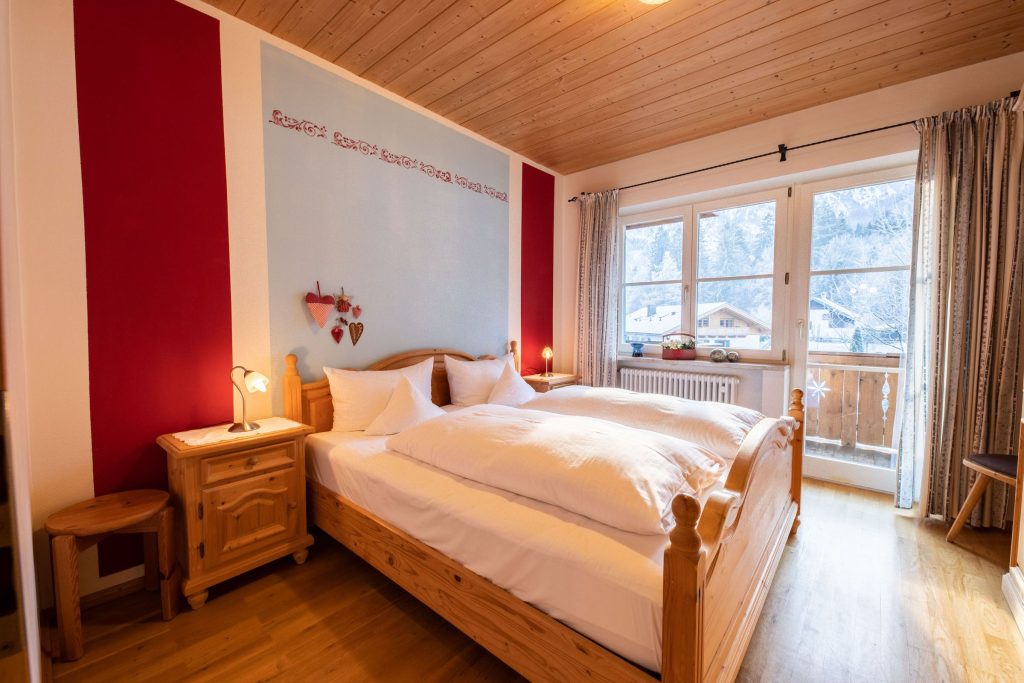 Doppelbett im Schlafzimmer in Ferienwohnung in Garmisch-Partenkirchen