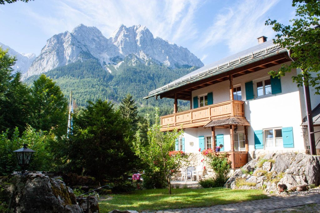 Haus von Außen neben den Bergen von Ferienwohnung in Garmisch-Partenkirchen