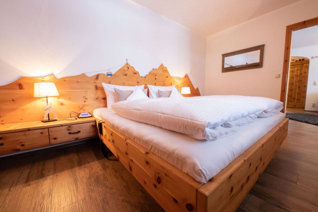 Doppelbett mit Holz-Design in Ferienwohnung in Garmisch-Partenkirchen