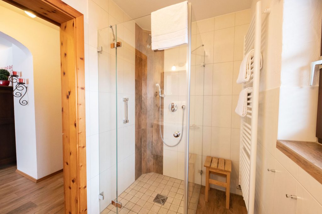 Badezimmer mit Dusche in Ferienwohnung in Garmisch-Partenkirchen