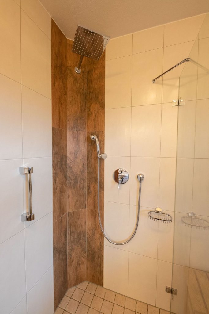 Regendusche mit Holz-Optik und Fliesen in Ferienwohnung in Garmisch-Partenkirchen