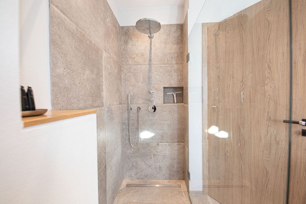 Badezimmer mit Dusche in Ferienwohnung in Garmisch-Partenkirchen