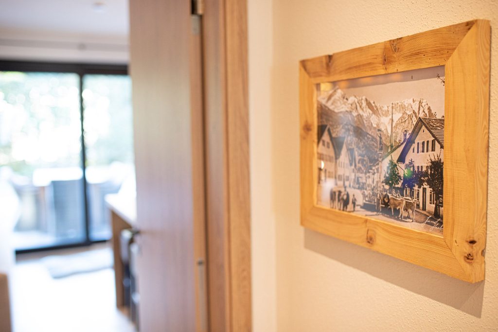 Bild und Holzbilderrahmen in Ferienwohnung in Garmisch-Partenkirchen