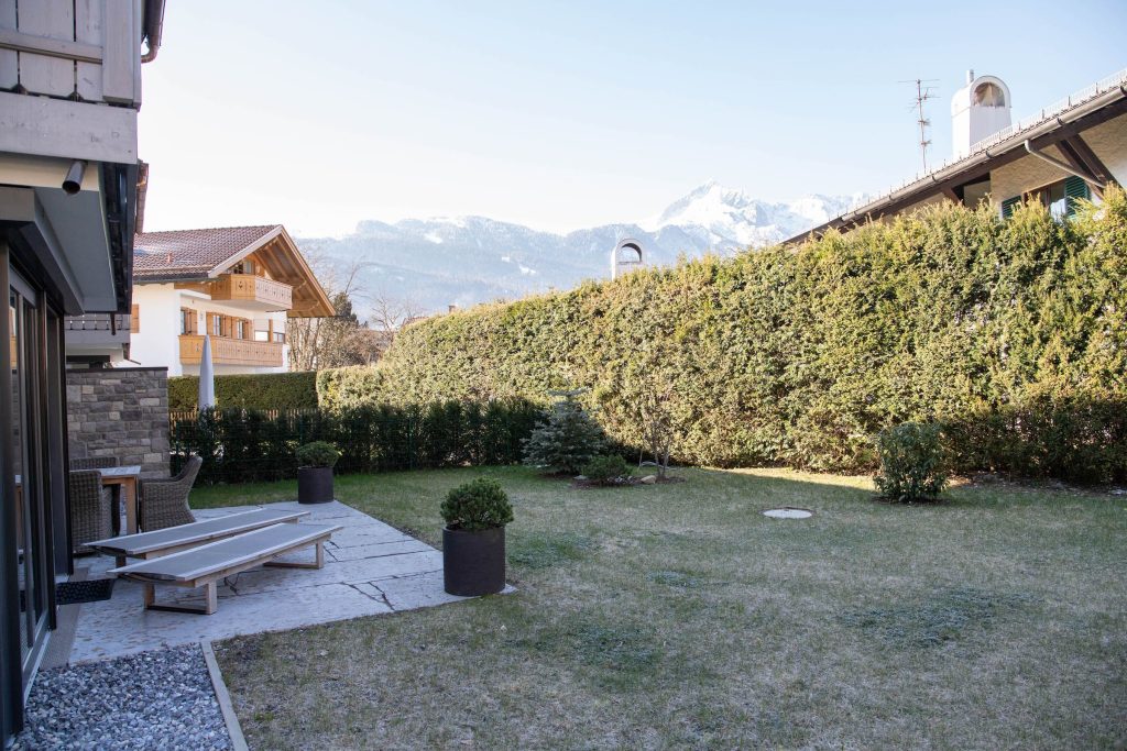 Garten und Terrasse in Ferienwohnung in Garmisch-Partenkirchen