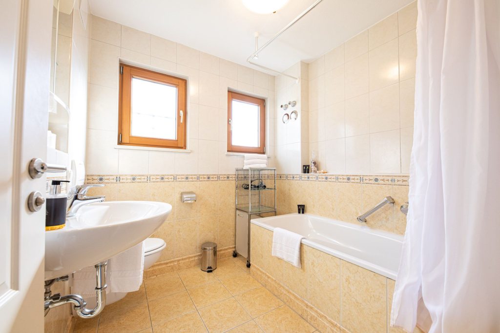 Badezimmer mit Badewanne in Ferienwohnung in Garmisch-Partenkirchen