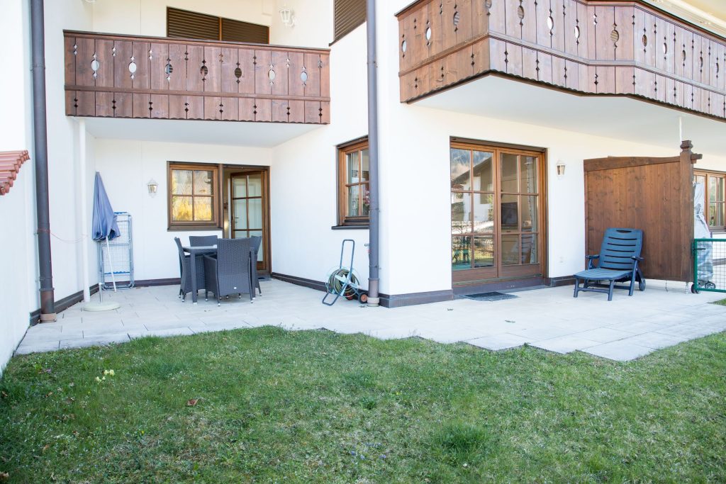 Terrasse und Garten in Ferienwohnung in Garmisch-Partenkirchen