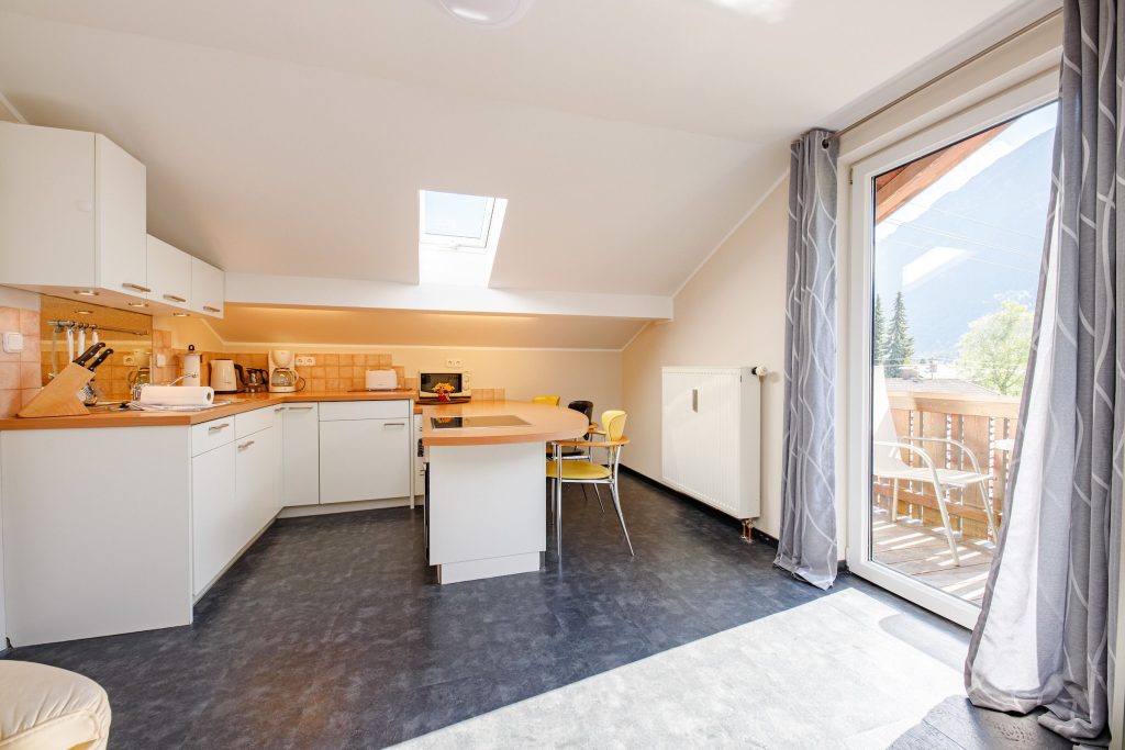 Küche mit Stühlen in Ferienwohnung in Garmisch-Partenkirchen