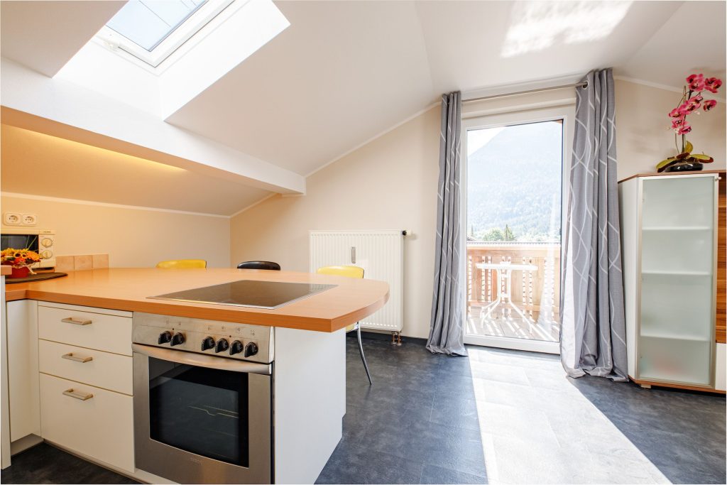 Küche mit Balkon und Dachfenster in Ferienwohnung in Garmisch-Partenkirchen