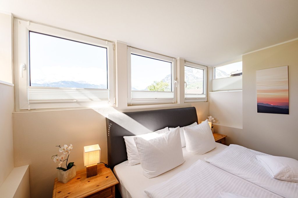 Doppelbett mit Bild in Ferienwohnung in Garmisch-Partenkirchen