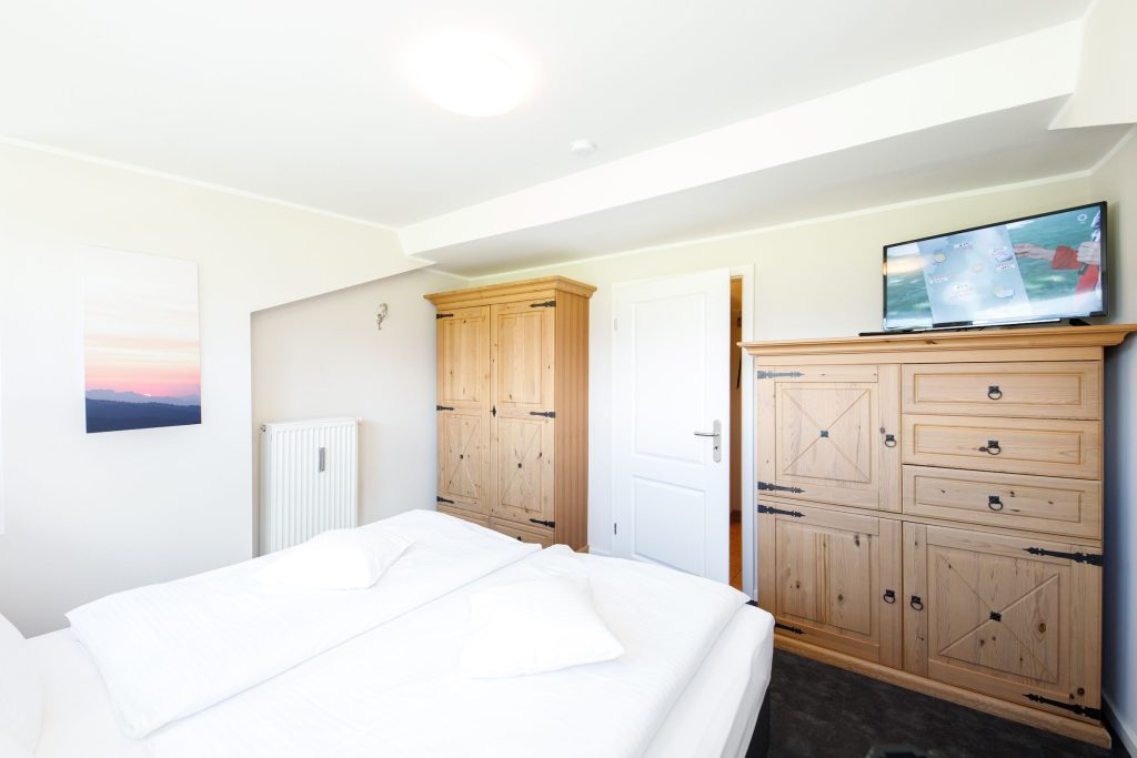 Doppelbett mit Fernseher in Ferienwohnung in Garmisch-Partenkirchen