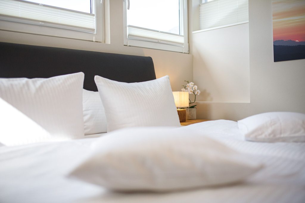 Doppelbett und Nachttisch in Ferienwohnung in Garmisch-Partenkirchen