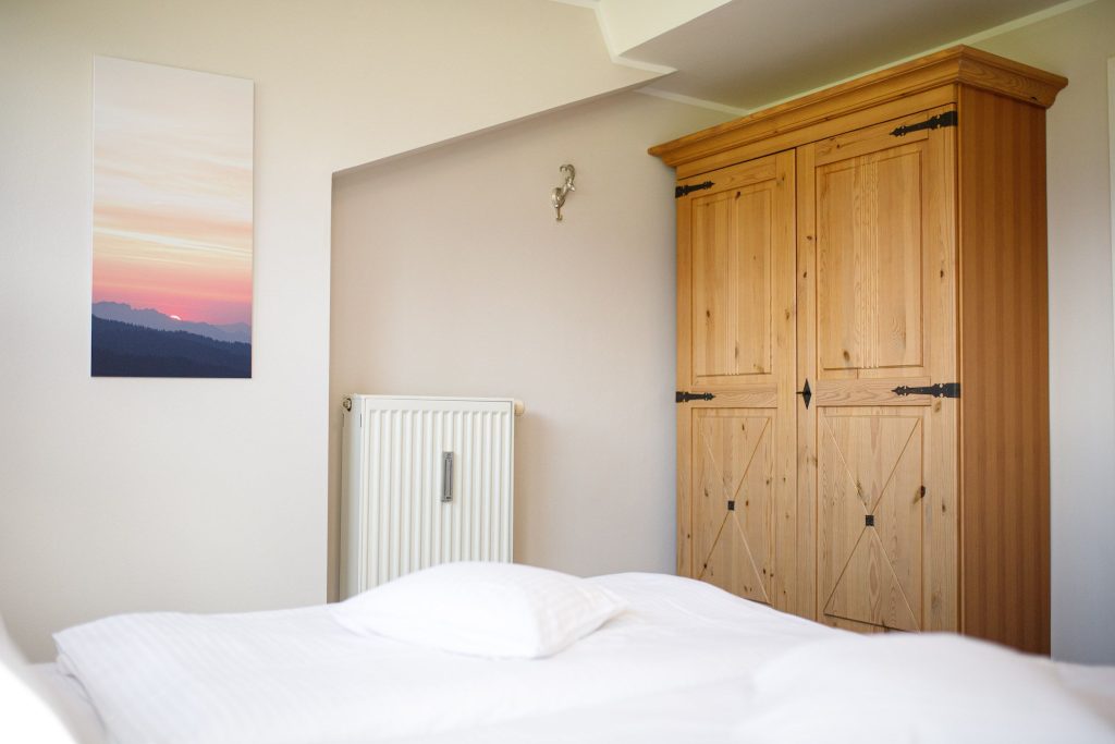 Doppelbett mit Kleiderschrank in Ferienwohnung in Garmisch-Partenkirchen