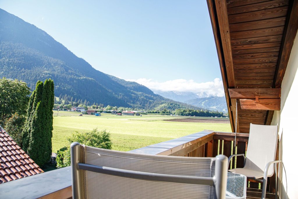 Balkon mit Überdachung in Ferienwohnung in Garmisch-Partenkirchen