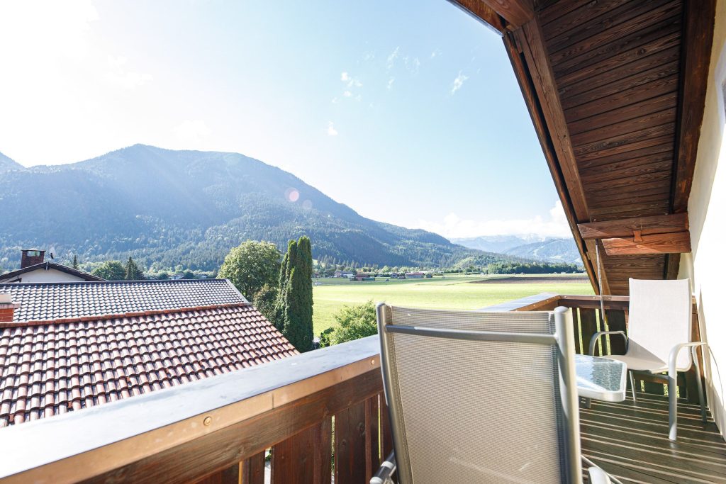 Balkon mit Stühlen in Ferienwohnung in Garmisch-Partenkirchen