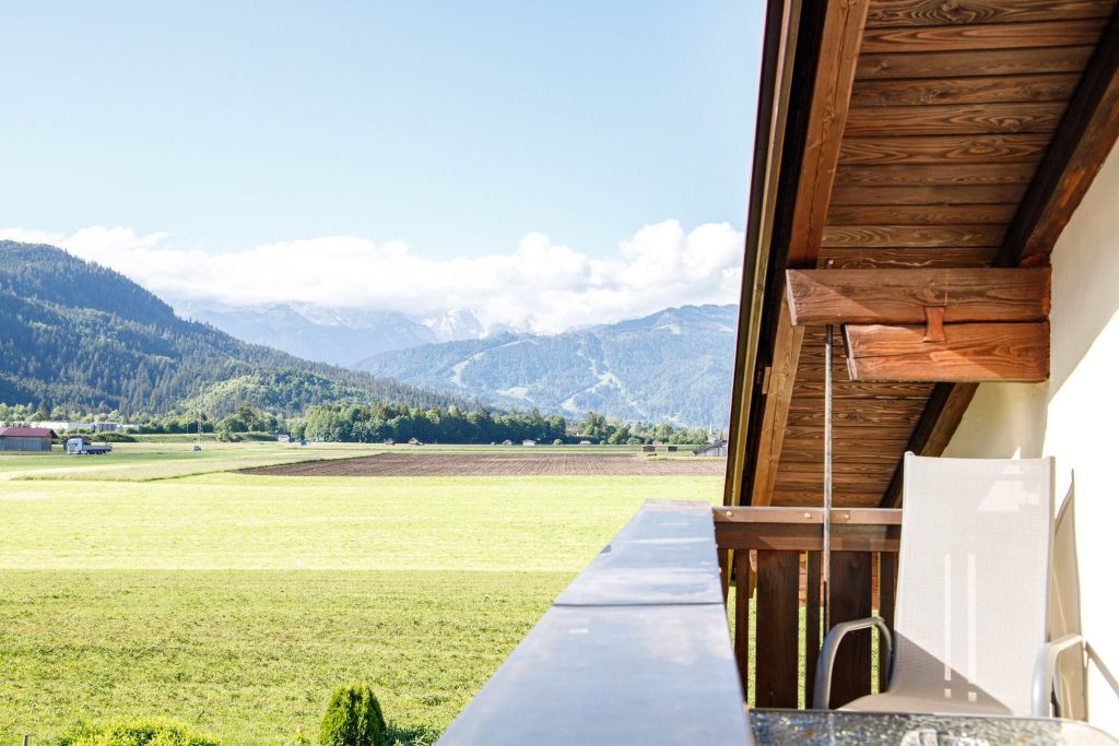 Balkon mit Stühlen in Ferienwohnung in Garmisch-Partenkirchen