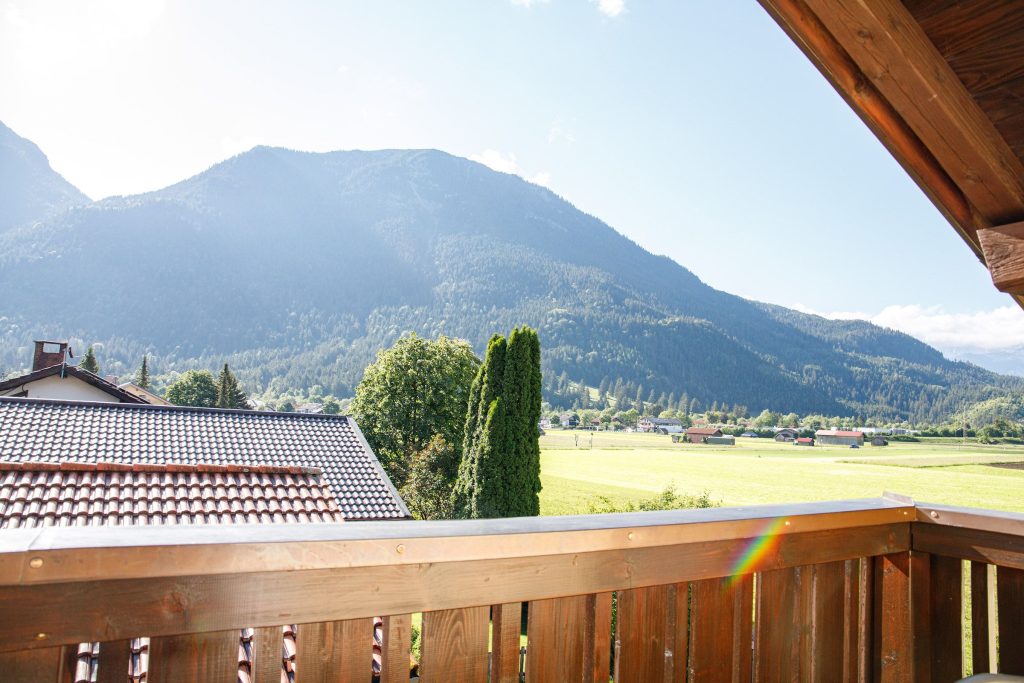 Balkon mit Aussicht auf die Berge in Ferienwohnung in Garmisch-Partenkirchen