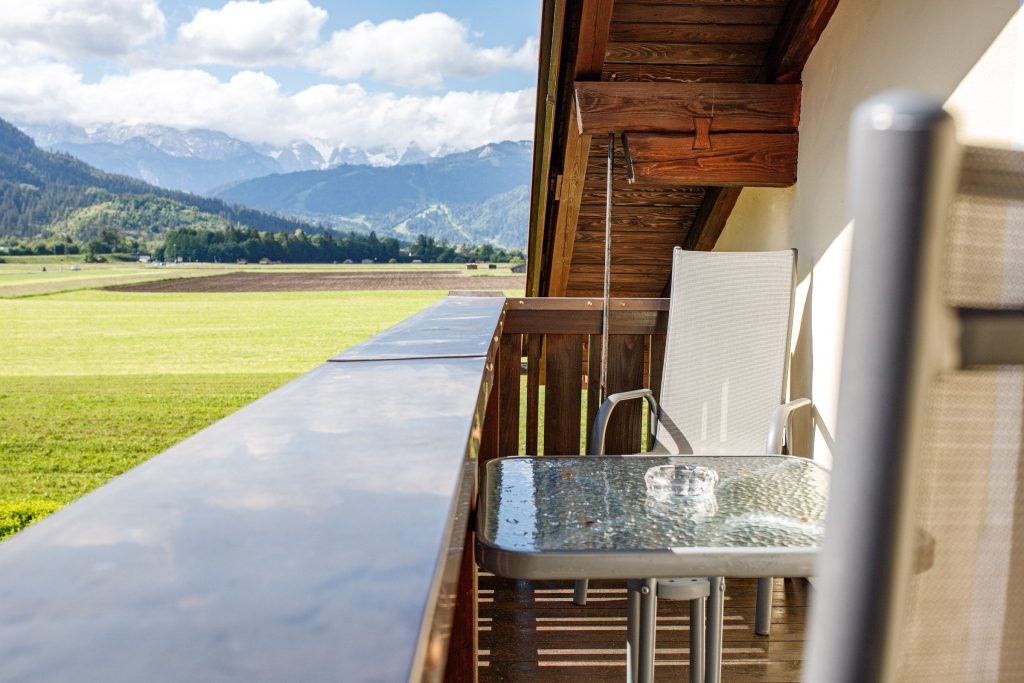 Balkon mit Tisch in Ferienwohnung in Garmisch-Partenkirchen