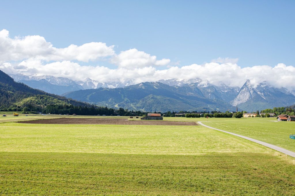 Wiese und Berge in Garmisch-Partenkirchen