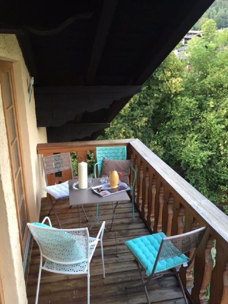 Balkon mit Stühlen in Ferienwohnung in Garmisch-Partenkirchen