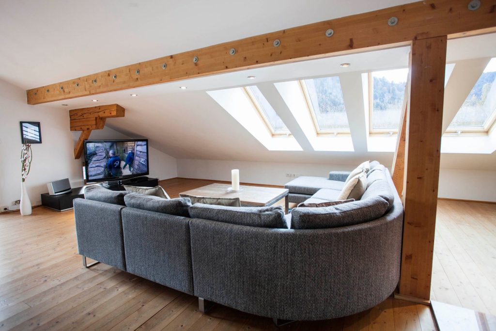 Sofa in grau mit Fernseher in Ferienwohnung in Garmisch-Partenkirchen