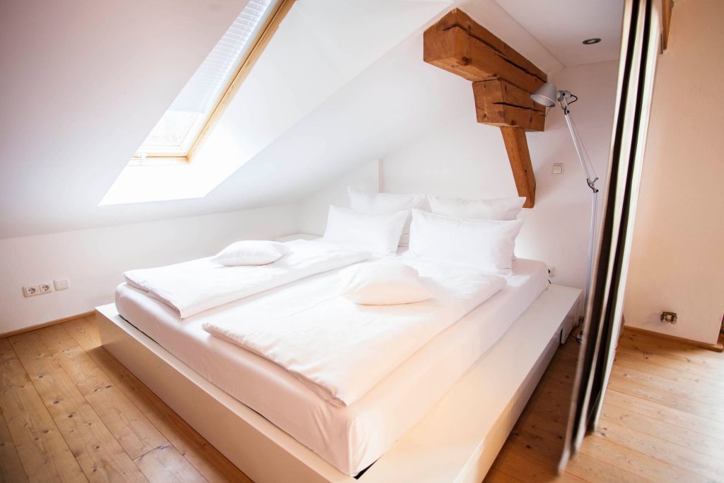 Doppelbett und Dachfenster in Ferienwohnung in Garmisch-Partenkirchen