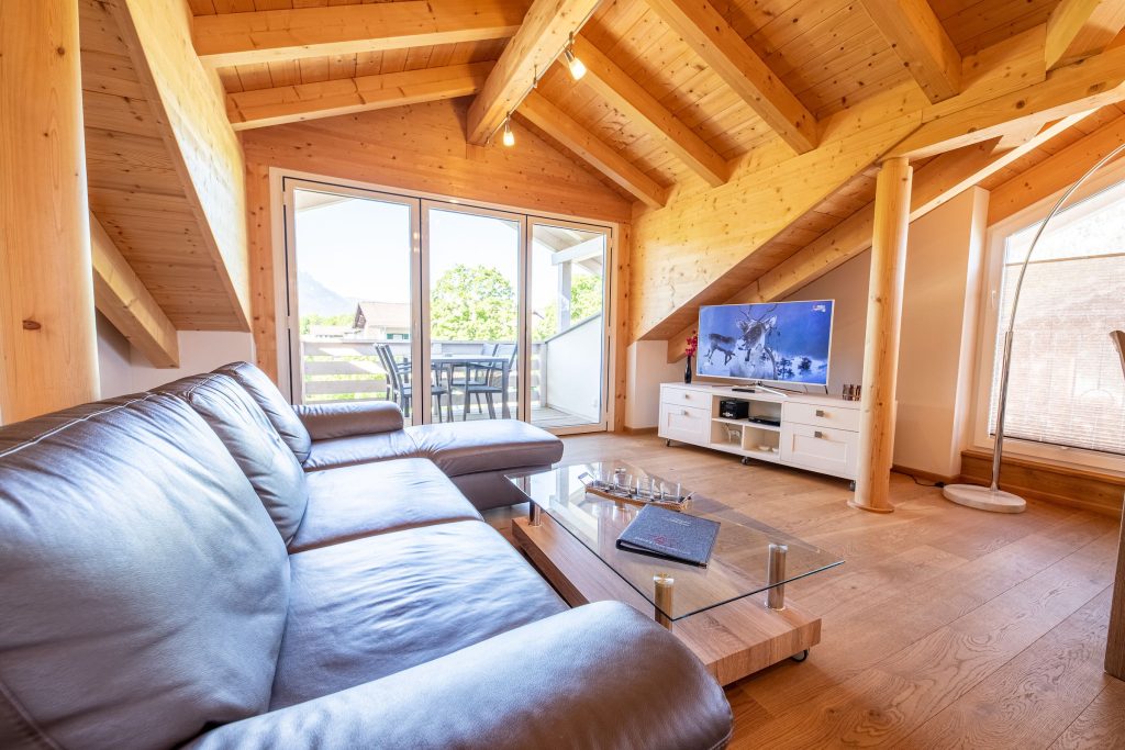 Sofa und Balkon in Ferienwohnung in Garmisch-Partenkirchen