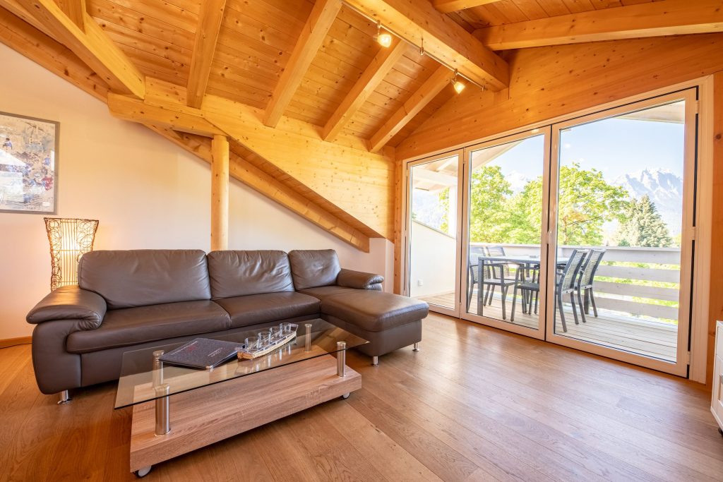 Sofa und Couchtisch in Ferienwohnung in Garmisch-Partenkirchen