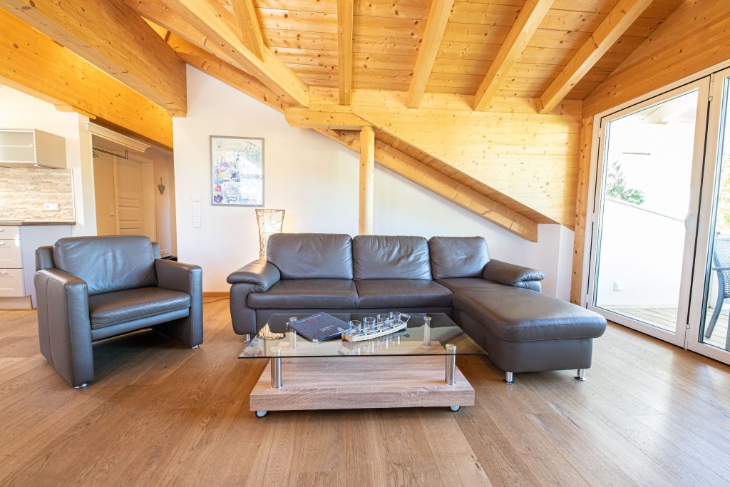 Sofa mit Sessel in Ferienwohnung in Garmisch-Partenkirchen