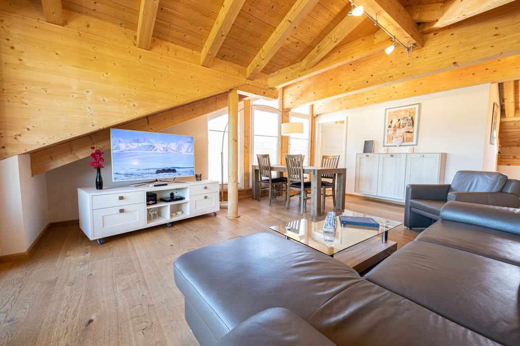 Fernseher mit Couchtisch in Ferienwohnung in Garmisch-Partenkirchen