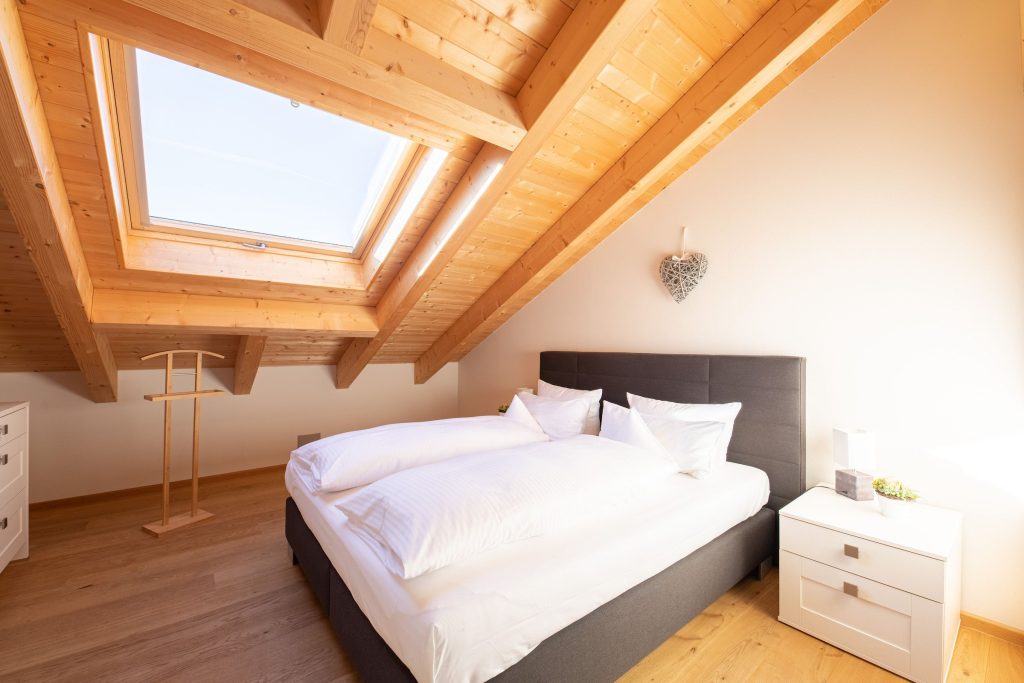 Doppelbett mit Dachfenster in Ferienwohnung in Garmisch-Partenkirchen