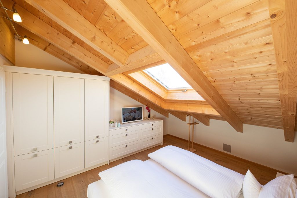 Doppelbett und Dachfenster in Ferienwohnung in Garmisch-Partenkirchen