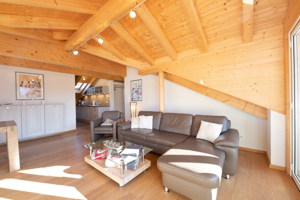 Wohnung mit Sofa und Couchtisch in Ferienwohnung in Garmisch-Partenkirchen