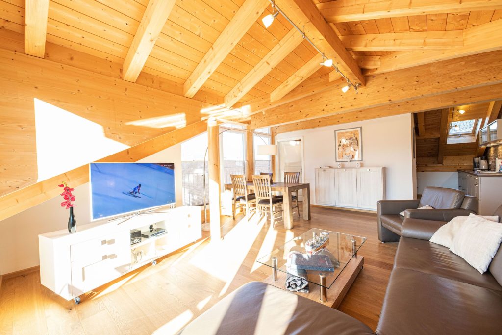 Sofa mit Fernseher und Sideboard in Ferienwohnung in Garmisch-Partenkirchen