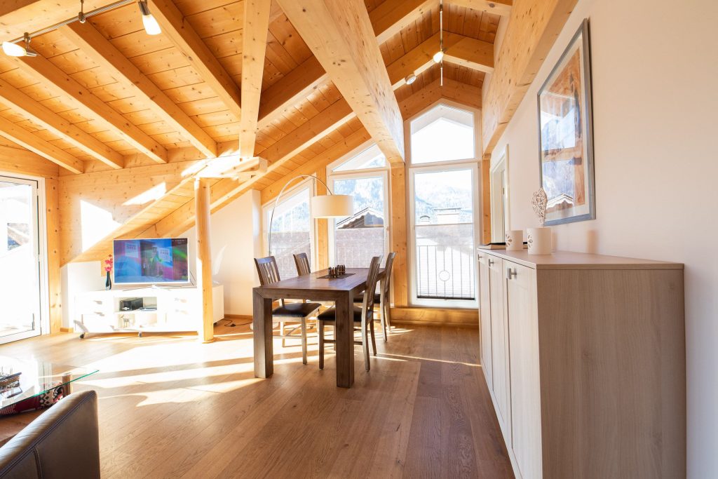 Tisch und Stühle mit Fernseher in Ferienwohnung in Garmisch-Partenkirchen