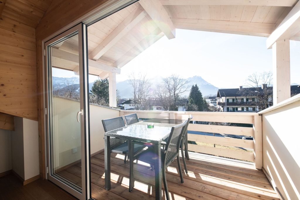 Balkon mit Tisch und Stühlen in Ferienwohnung in Garmisch-Partenkirchen