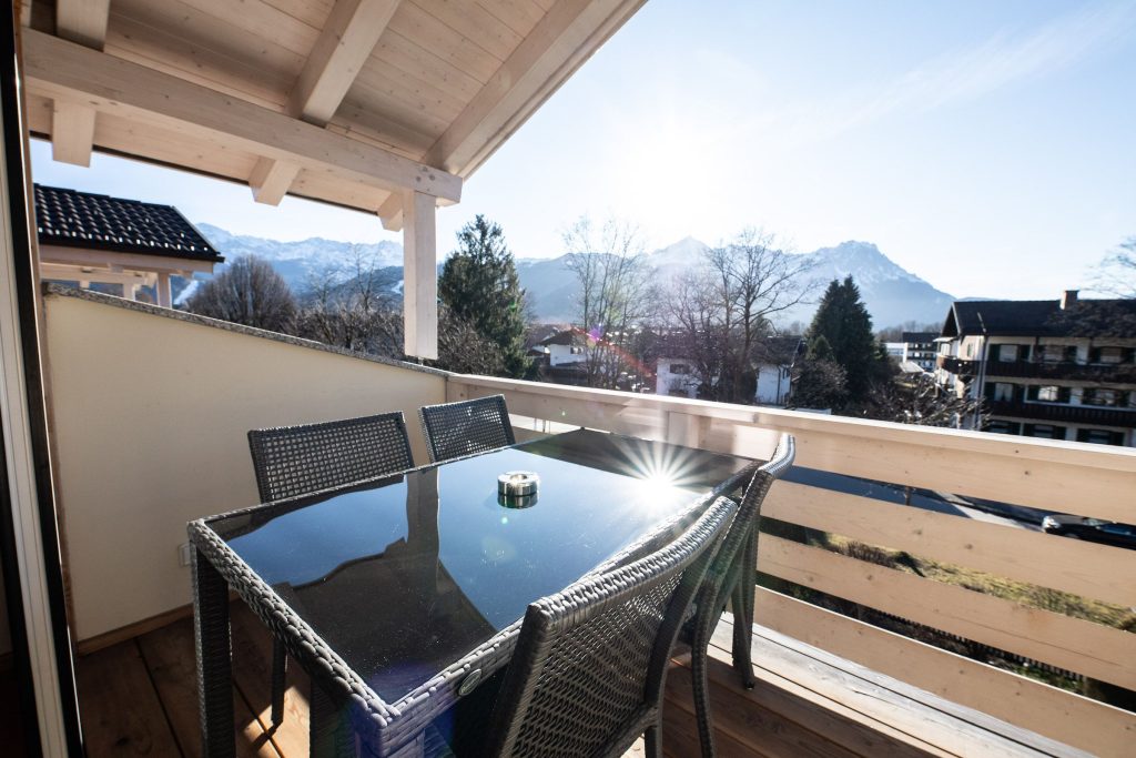 Balkon mit Tisch und Stühlen in Ferienwohnung in Garmisch-Partenkirchen