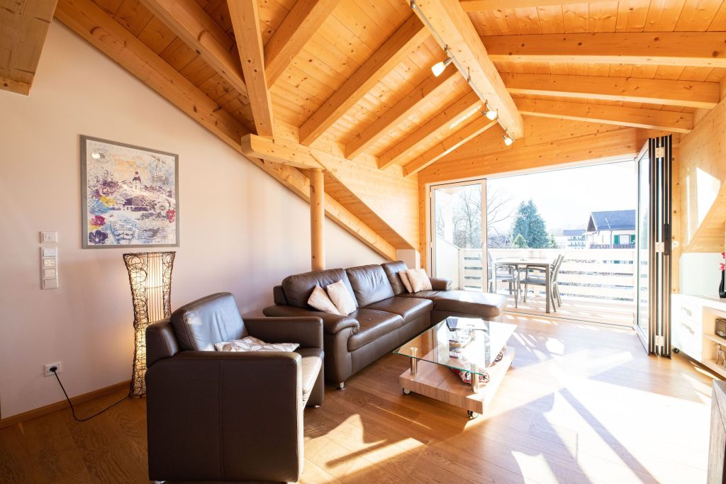 Sofa und Sessel mit Balkon in Ferienwohnung in Garmisch-Partenkirchen