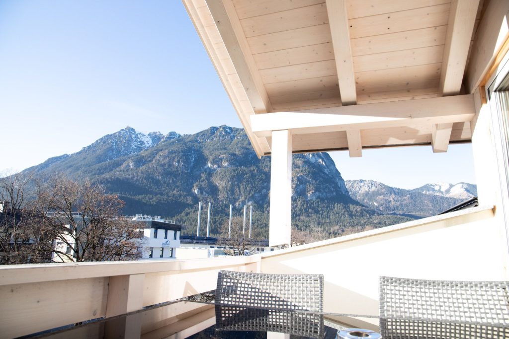 Balkon mit Stühle in Ferienwohnung in Garmisch-Partenkirchen