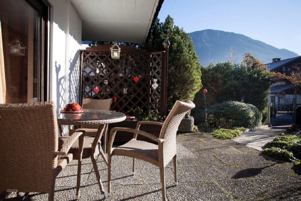 Terrasse mit Stühlen in Ferienwohnung in Garmisch-Partenkirchen