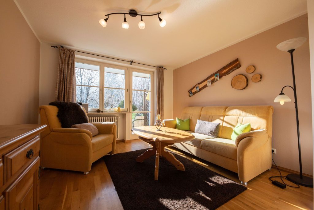 Sofa und Lampen in Ferienwohnung in Garmisch-Partenkirchen