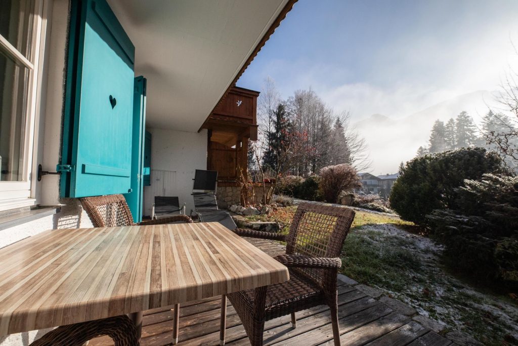 Stühle Auf Terrasse in Ferienwohnung in Garmisch-Partenkirchen