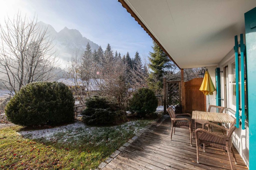 Terrasse mit Stühlen in Ferienwohnung in Garmisch-Partenkirchen