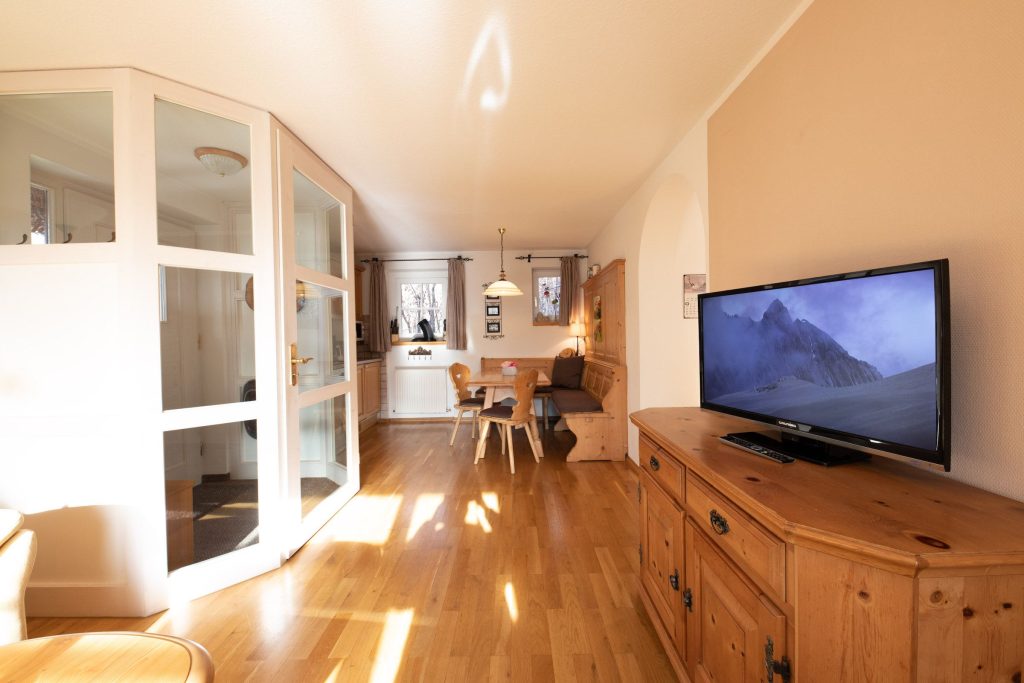 Eingang und Fernseher in Ferienwohnung in Garmisch-Partenkirchen