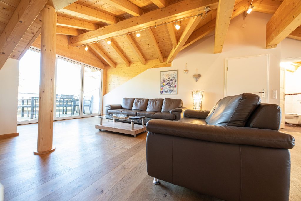 Sofas mit Balkon in Ferienwohnung in Garmisch-Partenkirchen