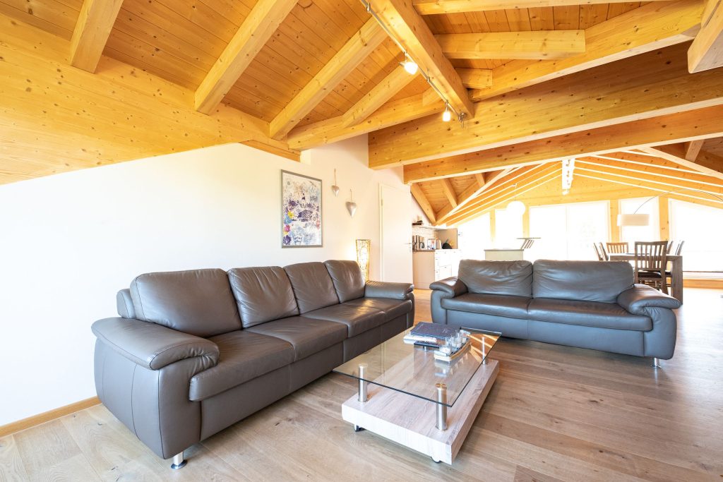 Sofas mit Couchtisch in Ferienwohnung in Garmisch-Partenkirchen