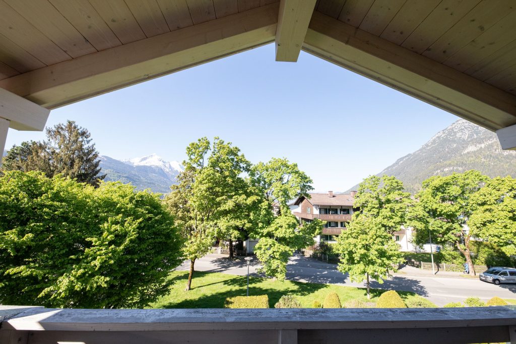 Balkon mit Aussicht in Ferienwohnung in Garmisch-Partenkirchen