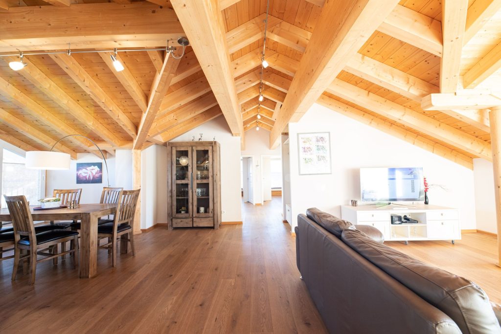 Wohnbereich mit Vitrine und Sofa in Ferienwohnung in Garmisch-Partenkirchen